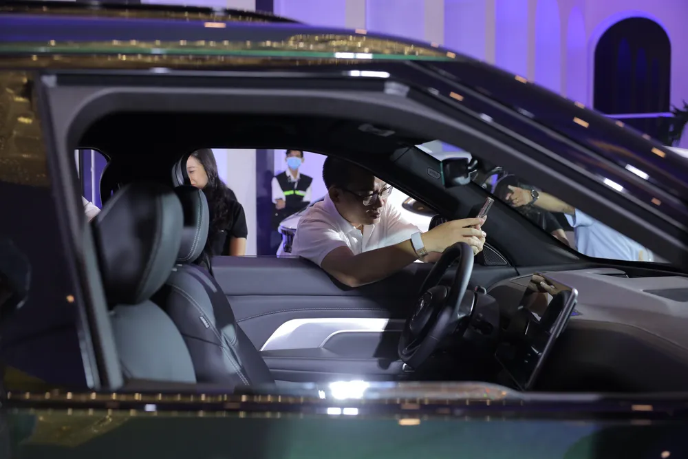 Nhiều giới đam mê xe cũng đến tham quan và khám phá các mẫu xe điện của VinFast.