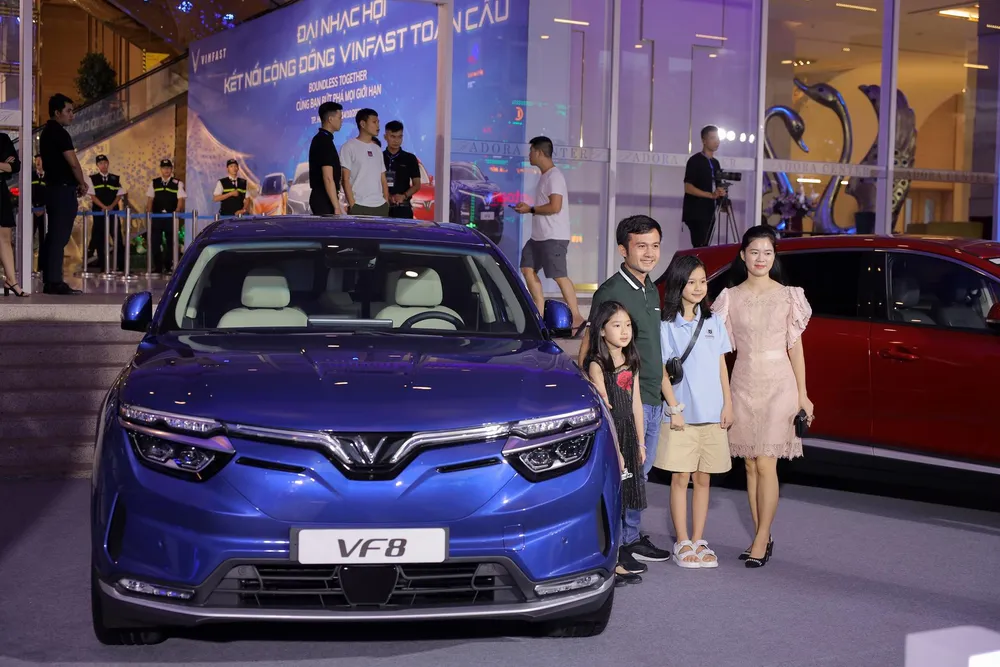 Để tri ân các thành viên tiên phong, VinFast đã tiến hành quay số may mắn và công bố trao tặng 6 chiếc xe máy điện VinFast Klara S 2022 cho 6 thành viên may mắn nhất trong 6 ngày của tuần đầu tiên.