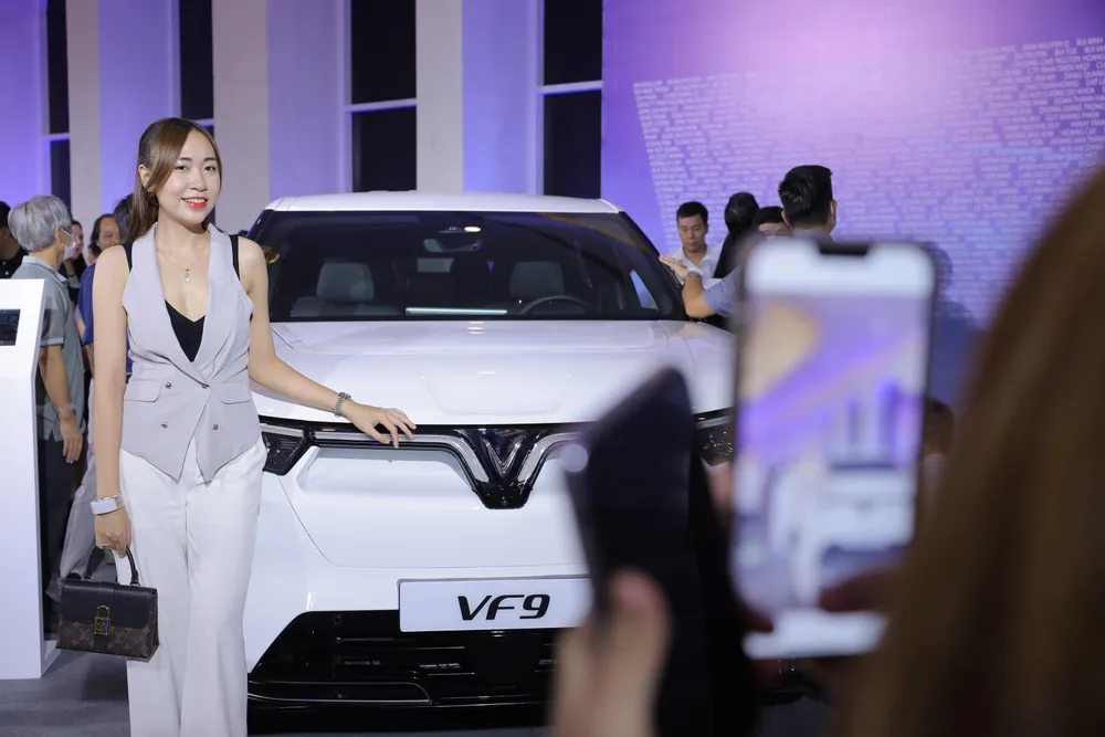 Tại sự kiện, các thành viên sẽ được tận mục sở thị 3 dòng xe ô tô điện của VinFast là VF 9, VF 8, VF e34 và được trải nghiệm những ứng dụng công nghệ mới nhất trên các dòng xe điện.