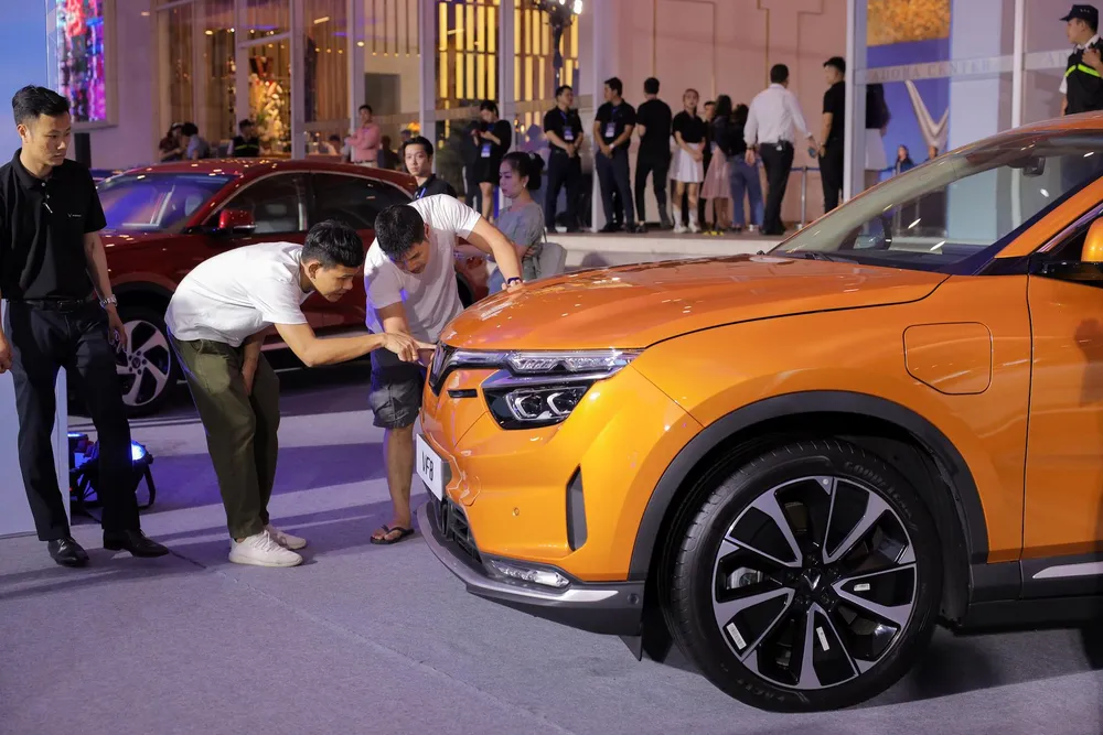 Cộng đồng VinFast toàn cầu là diễn đàn trực tuyến tương tác hai chiều chính thức của VinFast, sân chơi hữu ích và văn minh - nơi các chủ xe và thành viên danh dự chính danh có thể giao lưu, kết nối và chia sẻ kiến thức, kinh nghiệm với nhau và với các chuyên gia cao cấp của VinFast.