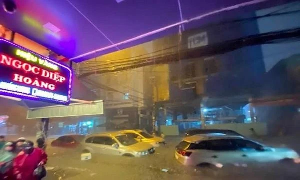 Hàng loạt ô tô chìm trong nước ở Đà Nẵng, Huế. Ảnh: PLO