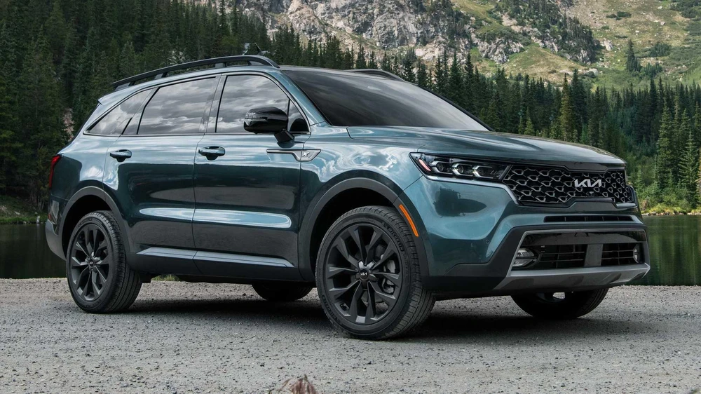 Kia Sorento 2023 có giá khởi điểm chỉ hơn 700 triệu đồng. Ảnh: Motor1