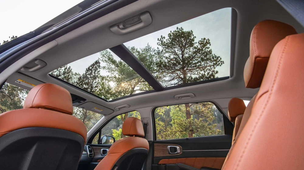 Kia Sorento 2023 có cả phiên bản Hybrid. Ảnh: Motor1