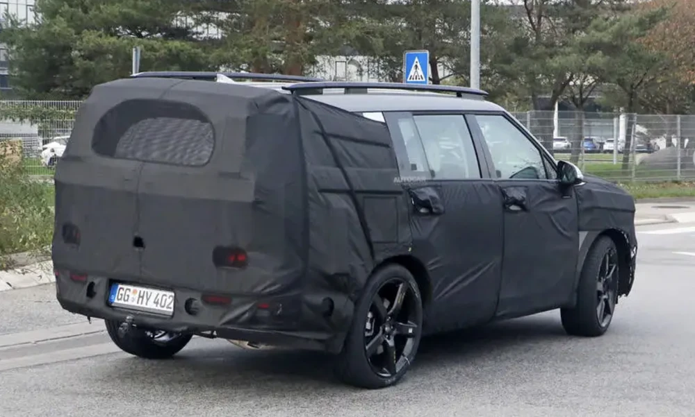 SantaFe dù được che phủ bởi lớp vải đen nhưng vẫn lộ những đường nét hoàn toàn mới. Ảnh: Autocar