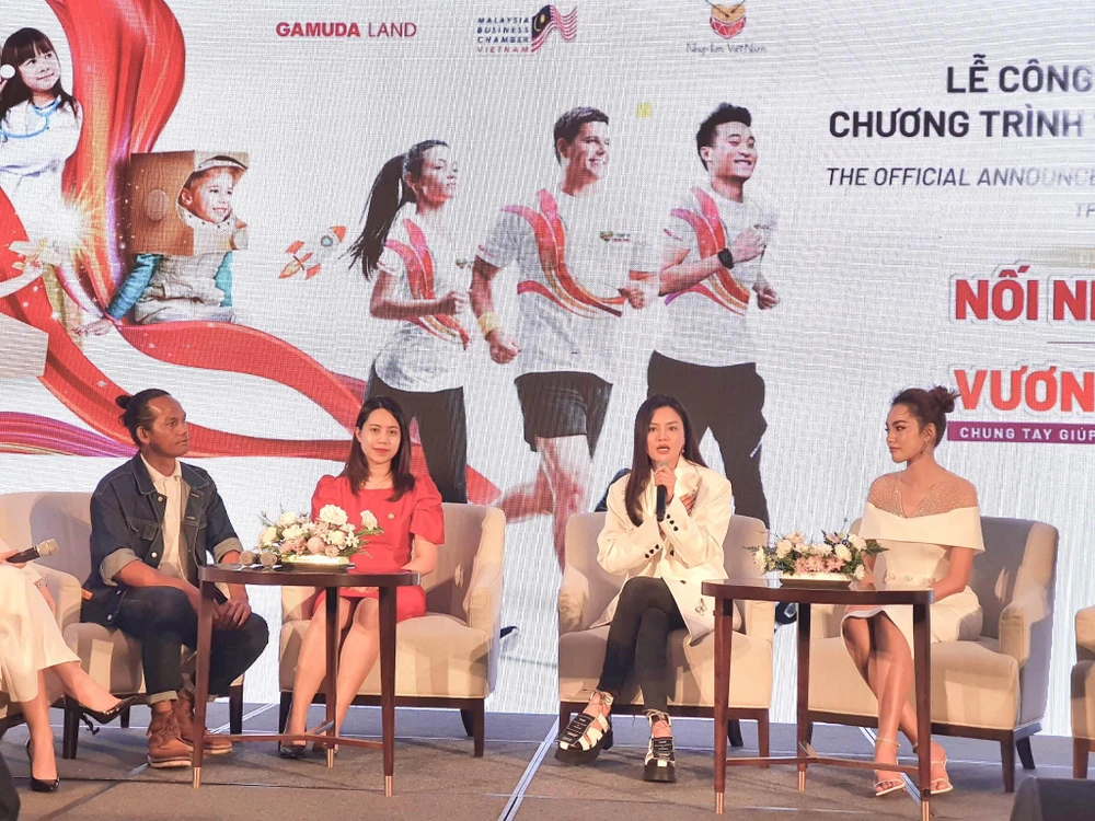 Siêu mẫu Vũ Thu Phương nghẹn ngào chia sẻ câu chuyện mẹ mình mắc bệnh tim. Ảnh: TN