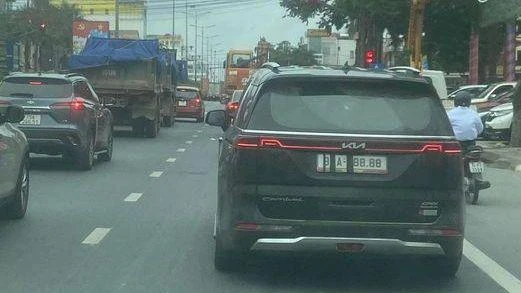 Chủ xe che hẳn một số hoặc một chữ để người đi đường không nhận ra được biển số xe. Ảnh: MXH Chủ xe che hẳn một số hoặc một chữ để người đi đường không nhận ra được biển số xe. Ảnh: MXH