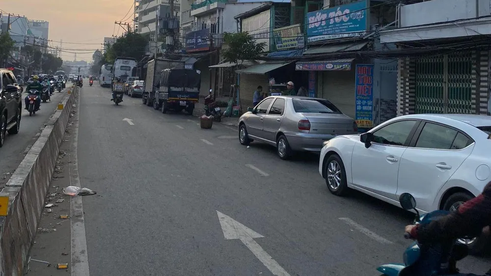 Một số tài xế đi từ 3 giờ sáng để được kiểm định sớm. Ảnh: NGUYỄN THẮNG