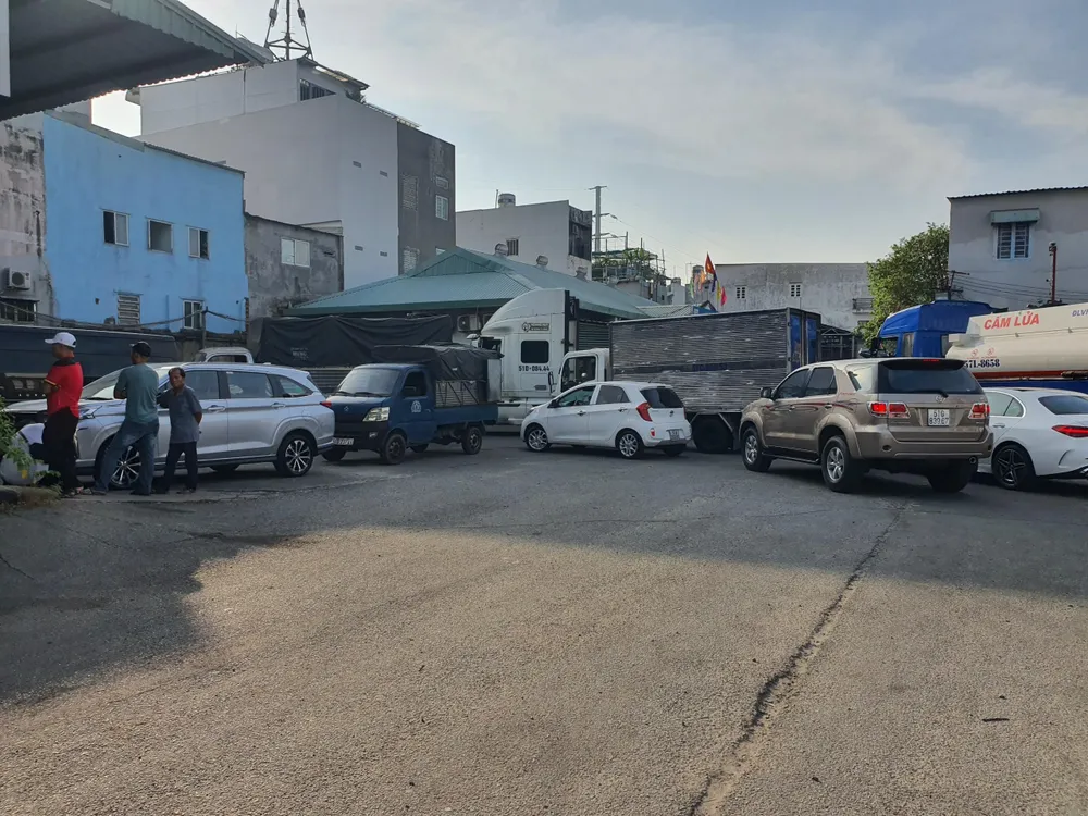 Bên ngoài vẫn rất đông xe chờ tới lượt kiểm định. Ảnh: THY NHUNG