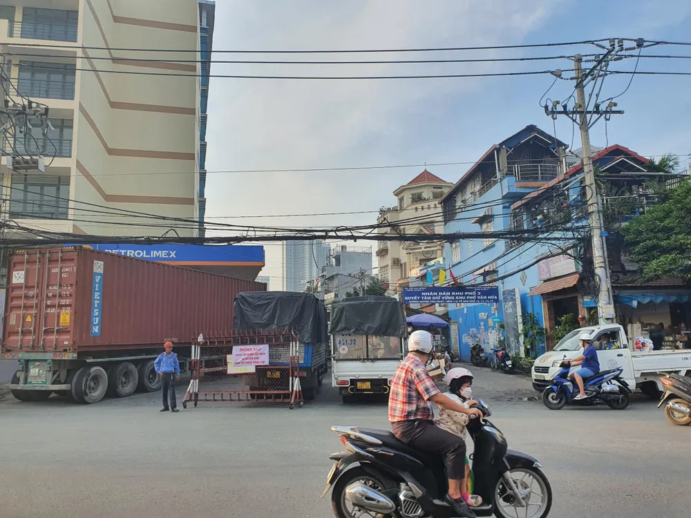 Số lượng xe đến kiểm định quá đông nên nhân viên bảo vệ phải thông báo tạm ngưng nhận hồ sơ. Ảnh: THY NHUNG