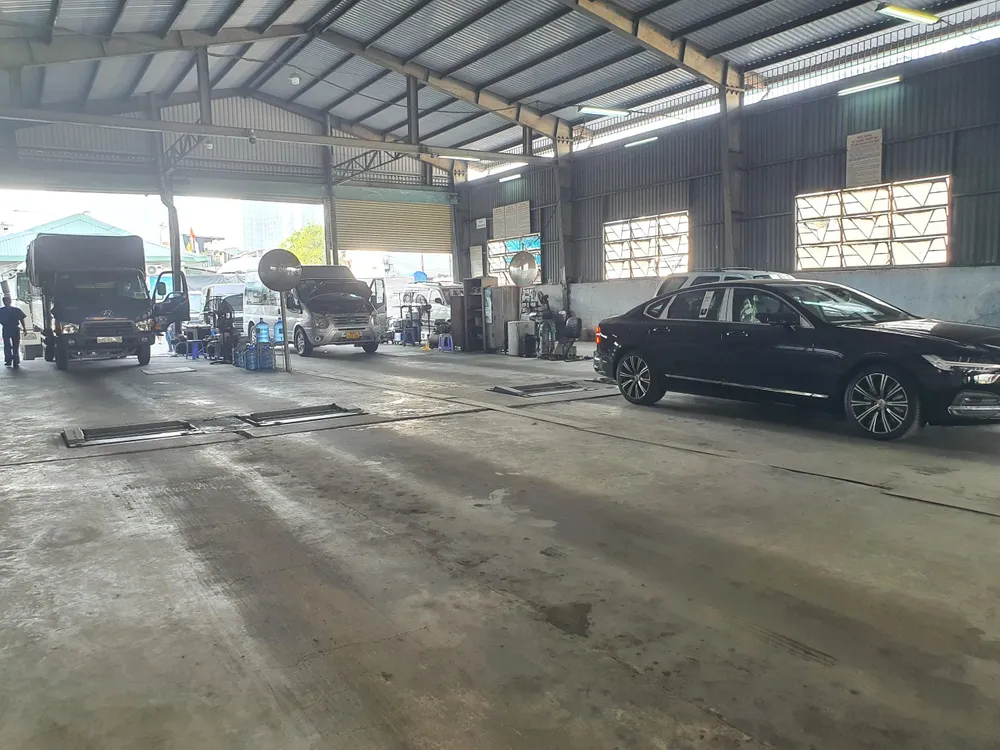 Một ngày Trung tâm Đăng kiểm 5006V kiểm định khoảng 150 xe. Ảnh: THY NHUNG