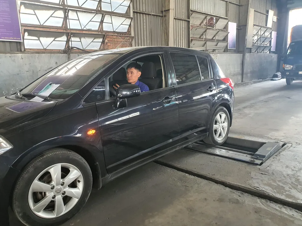 Xe đang được kiểm tra vòng quay của bánh. Ảnh: THY NHUNG