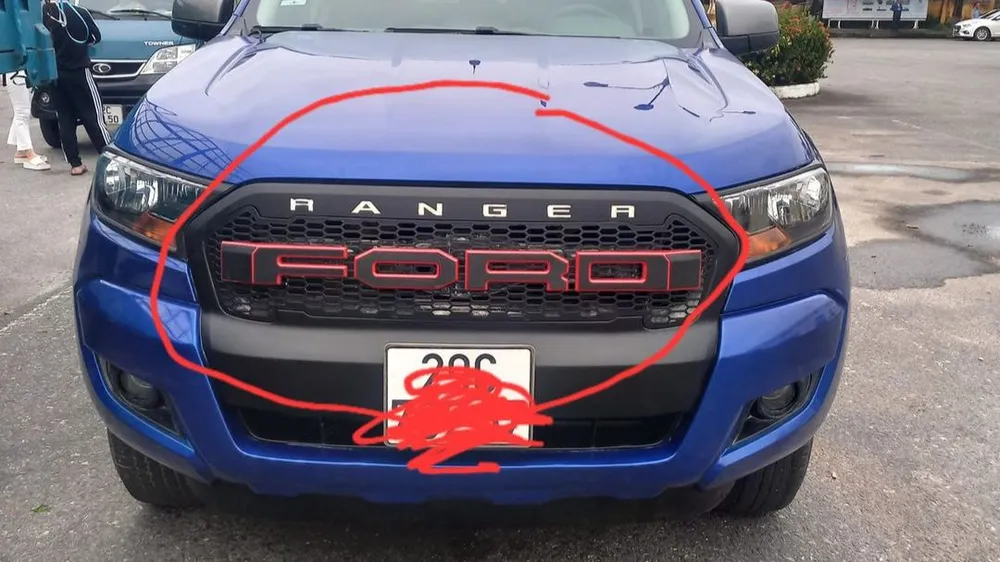 Chiếc xe độ chữ Ford lớn hơn so với kích thước mẫu ban đầu bị rớt kiểm định. Ảnh: MXH