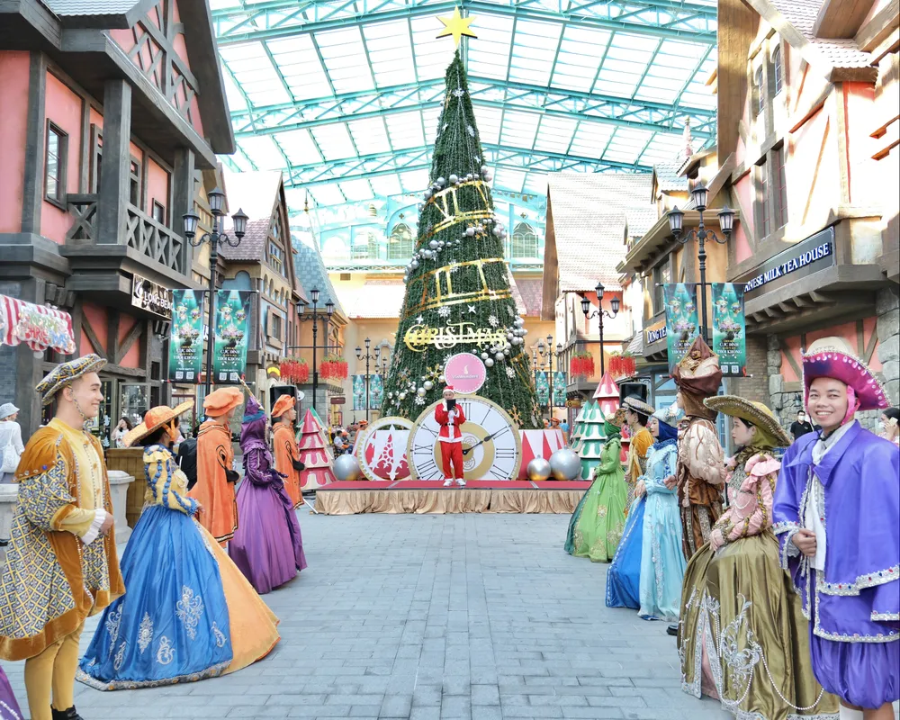 Giữa không gian Đại lộ Châu Âu, không khí giáng sinh rực rỡ màu sắc retro Châu Âu cũng được tái hiện bằng các element ngôi sao, bông tuyết, quả cầu disco lấp lánh.