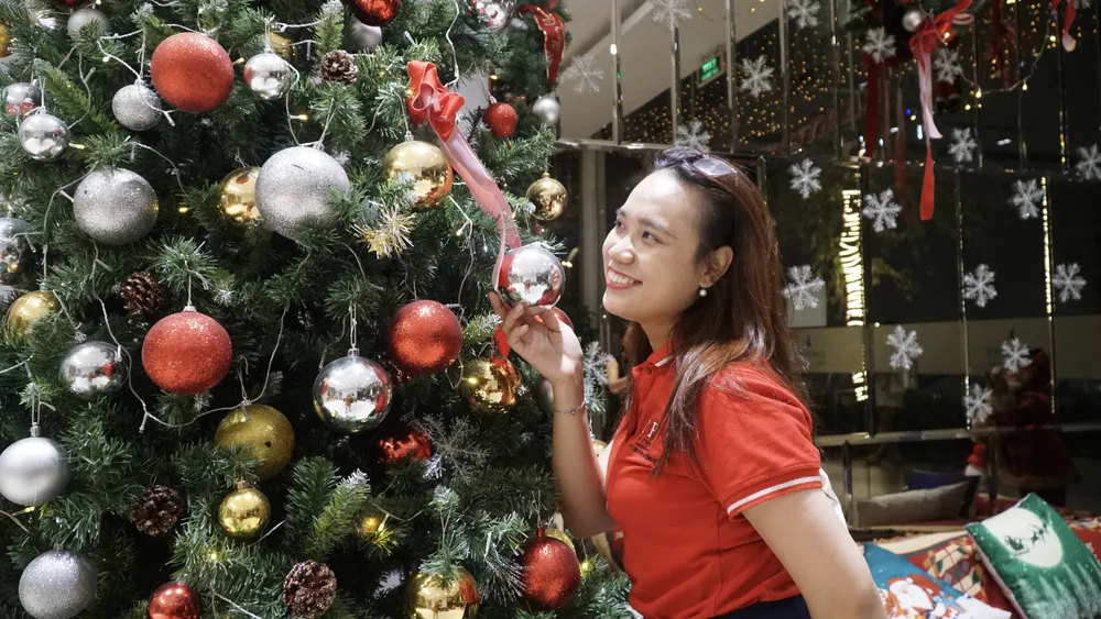 Tại các toà nhà bên cạnh Landmark 81 cũng được trang trí những cây thông Noel tuyệt đẹp.