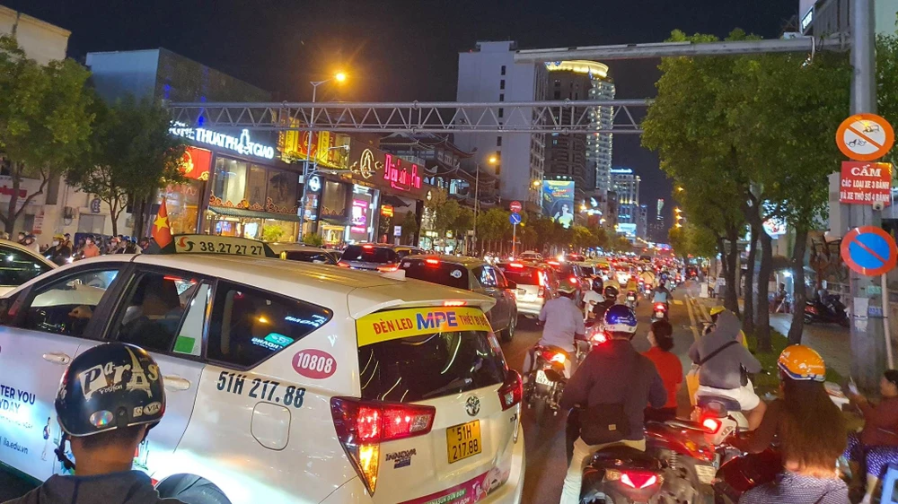 Trước khi xuất phát về quê, chủ xe cần cân nhắc thời gian để tránh bị kẹt xe. Ảnh: TN