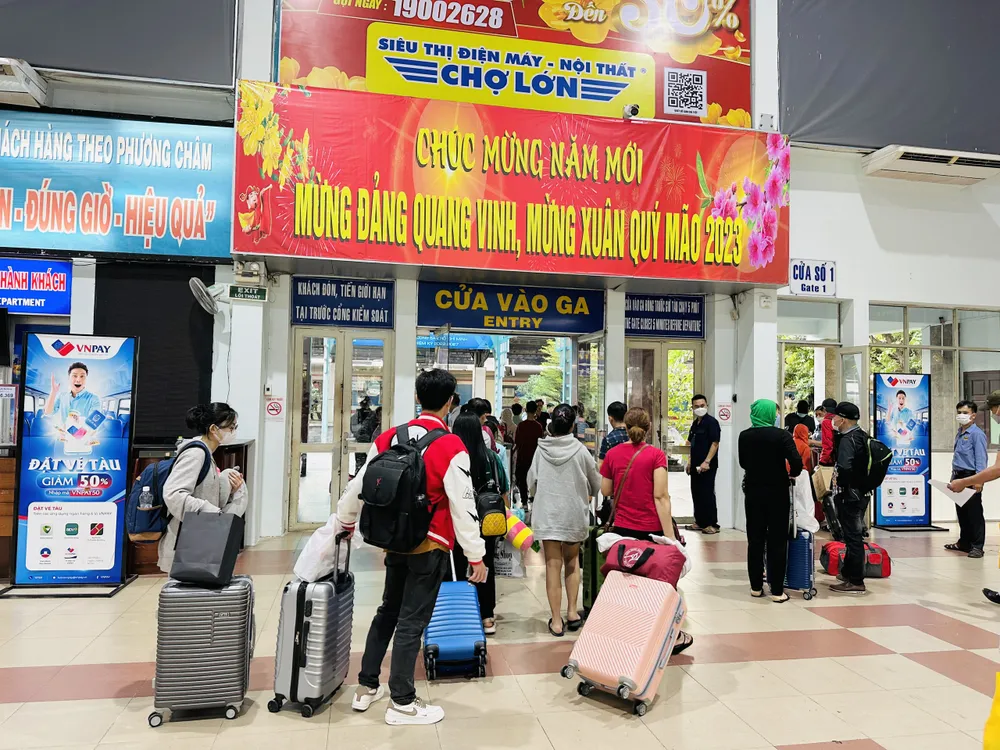 Ngày 16-1 (tức 25 âm lịch), nhiều người dân về quê đón tết sớm bằng tàu hoả.