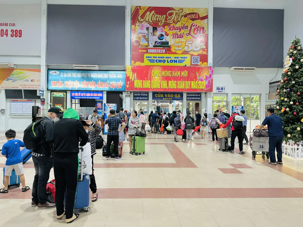 Ngành đường sắt khuyến cáo người dân đến trước giờ tàu chạy khoảng 30 phút.