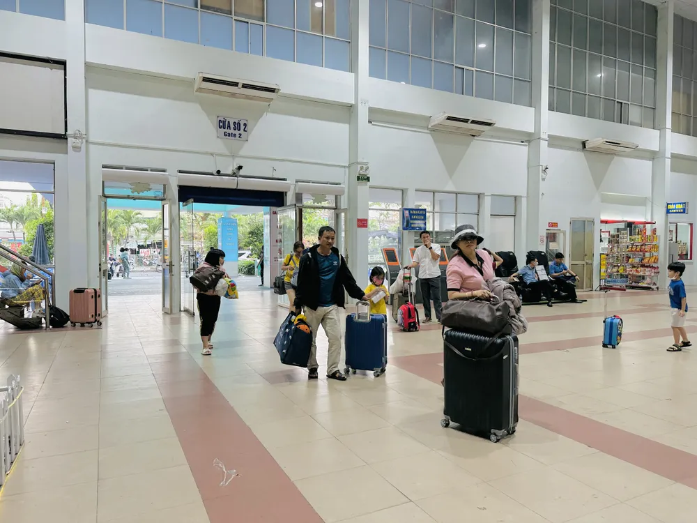 Đa số người dân đi tàu về các tỉnh miền Trung và miền Bắc.