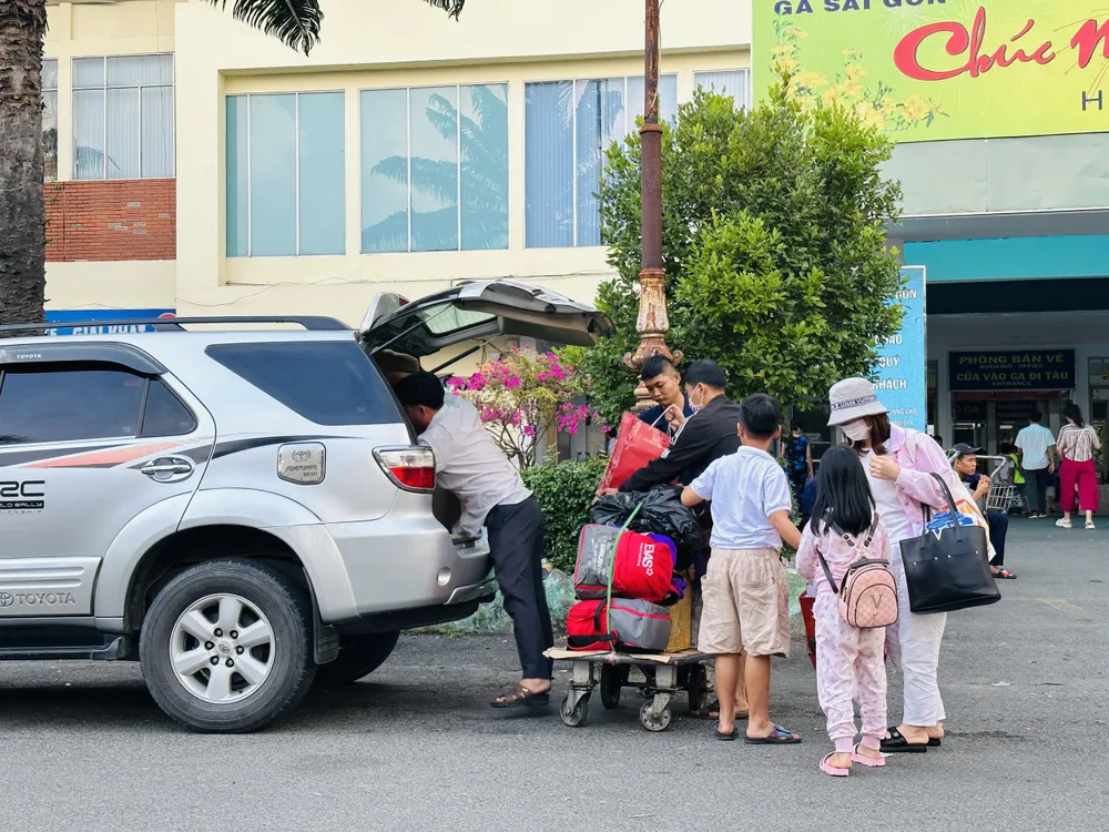 Một gia đình nhiều thế hệ cũng đến ga Sài Gòn sớm để làm thủ tục.
