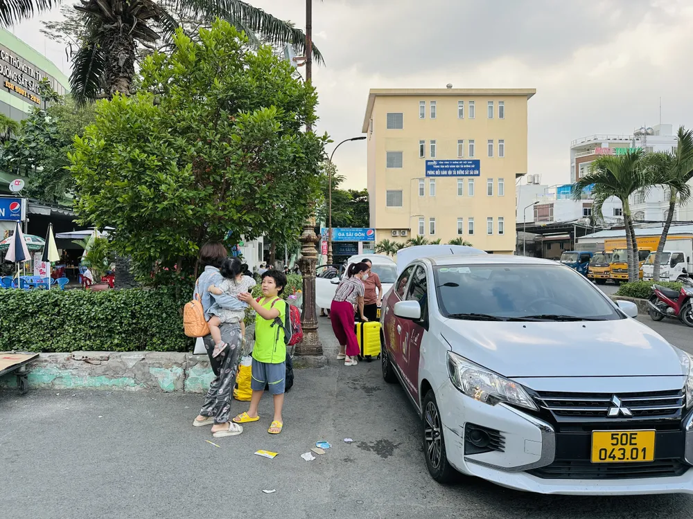 Nhiều gia đình đến ga Sài Gòn bằng xe công nghệ.