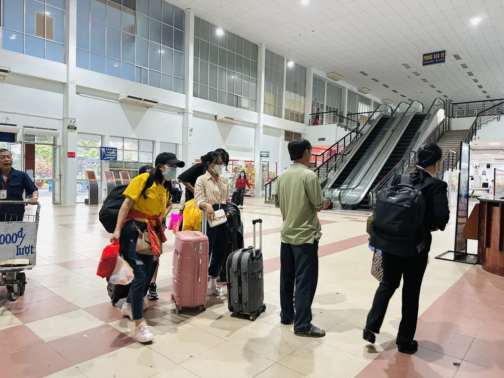 Các bạn sinh viên cũng chọn ngày 16-1 để về quê.