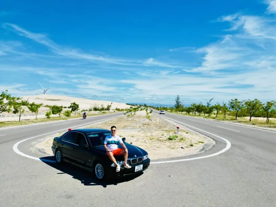 Anh Tài check-in tại Bàu Trắng (Bình Thuận) cùng chiếc &quot;Bim già&quot;.