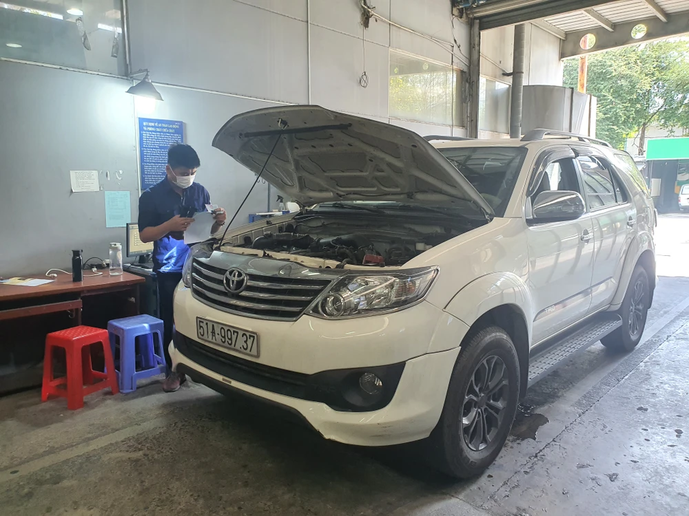 Mỗi ngày, các Trung tâm đăng kiểm chỉ kiểm định khoảng 100 xe. Ảnh: TN