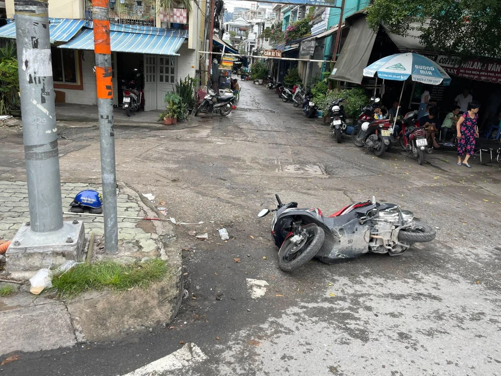 Cơ quan CSĐT Công an quận Bình Thạnh thông báo tìm người chứng kiến vụ tai nạn. Ảnh: NGUYỄN YÊN