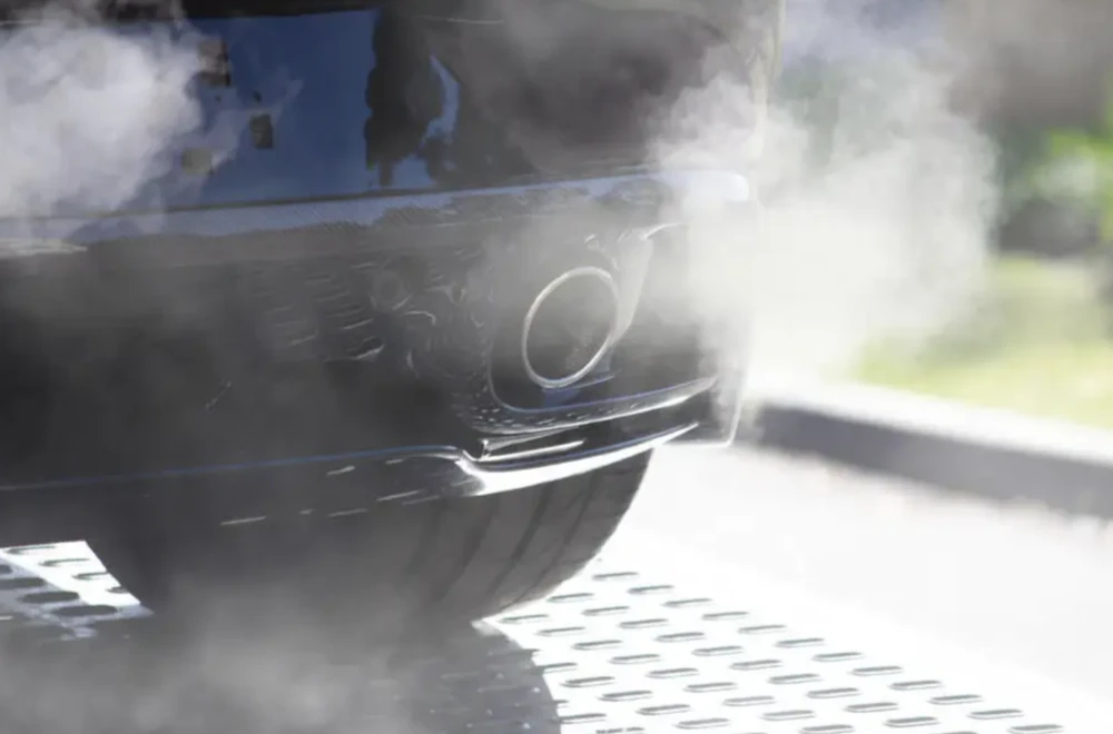 Luật yêu cầu các nhà sản xuất giảm 100% lượng khí thải CO2 từ những chiếc xe mới được bán ở EU vào năm 2035. Ảnh: Autocar