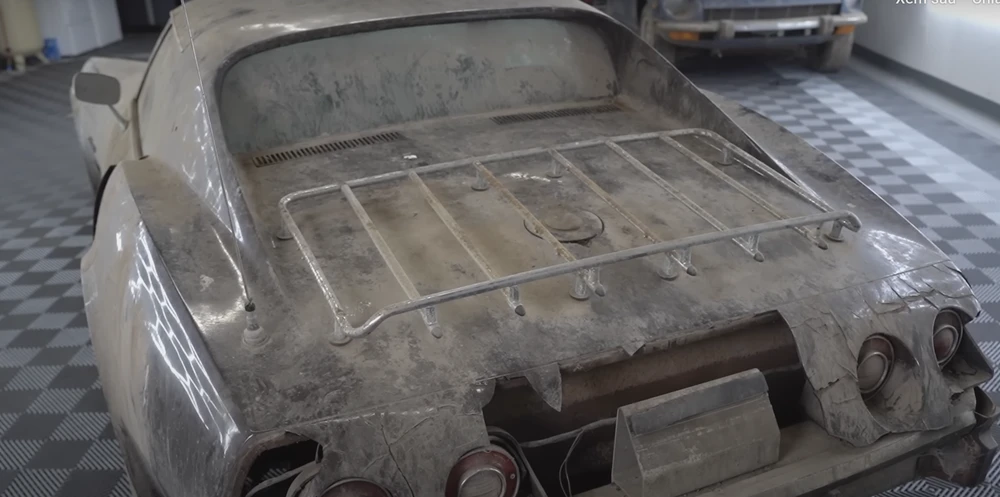 Chiếc xe đã nằm kho được 34 năm. (Ảnh cắt từ Youtube) Chiếc xe đã nằm kho được 34 năm. (Ảnh cắt từ Youtube)