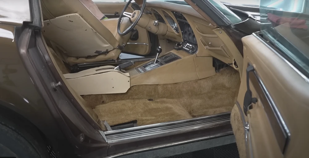 Sau khi được các chuyên gia vệ sinh, chiếc xe như được "thay máu". (Ảnh cắt từ Youtube) Sau khi được các chuyên gia vệ sinh, chiếc xe như được "thay máu". (Ảnh cắt từ Youtube)