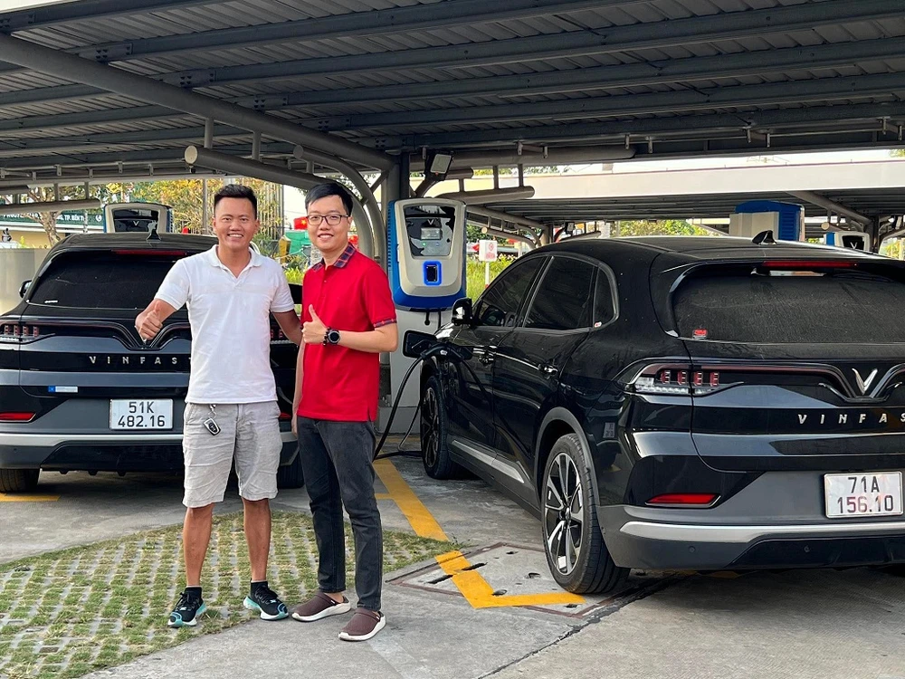 Anh Đặng Văn Luyện và Minh Quân cảm thấy hài lòng với hệ thống ADAS của VF 8 khi lái những cung đường dài.