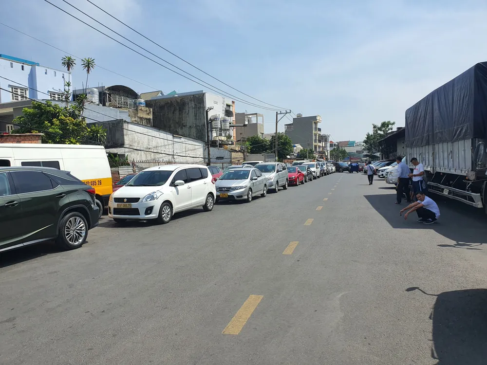 Người dân vẫn xếp hàng chờ đợi dưới cái nắng nóng. Ảnh: THY NHUNG Người dân vẫn xếp hàng chờ đợi dưới cái nắng nóng. Ảnh: THY NHUNG