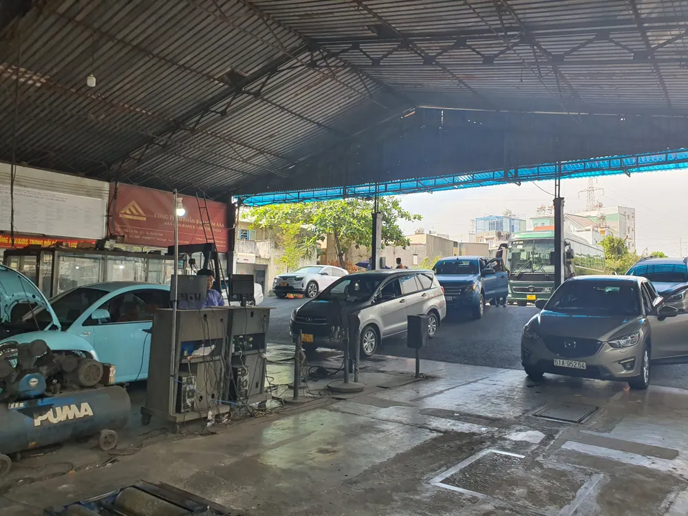 Để tránh thời gian chờ đợi, người dân nên đăng ký qua app để nhận số thứ tự. Ảnh: THY NHUNG Để tránh thời gian chờ đợi, người dân nên đăng ký qua app để nhận số thứ tự. Ảnh: THY NHUNG