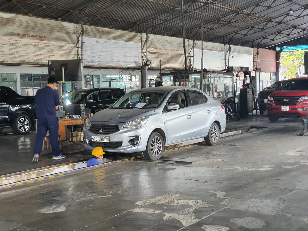 Nhiều chủ xe ô tô đã phải đi từ 1-2 giờ sáng để bốc số thứ tự. Ảnh: THY NHUNG Nhiều chủ xe ô tô đã phải đi từ 1-2 giờ sáng để bốc số thứ tự. Ảnh: THY NHUNG