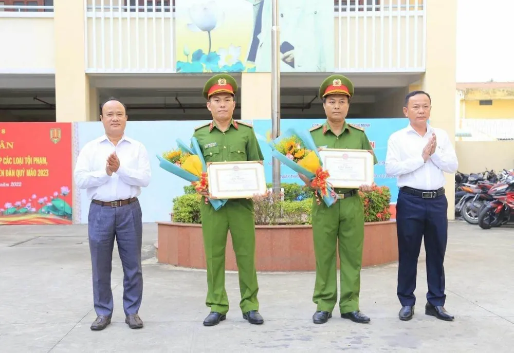 Khen thưởng đơn vị khám phá nhanh vụ cướp ngân hàng ở quận 8. Ảnh: NGUYỄN YÊN Khen thưởng đơn vị khám phá nhanh vụ cướp ngân hàng ở quận 8. Ảnh: NGUYỄN YÊN