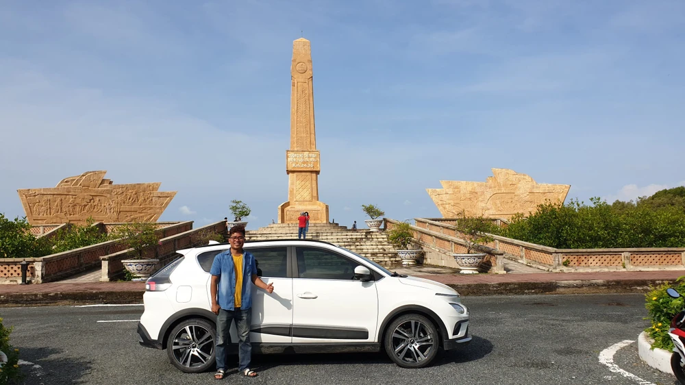 Anh Việt Anh “check in” cùng chiếc VinFast VF e34 tại Cà Mau.