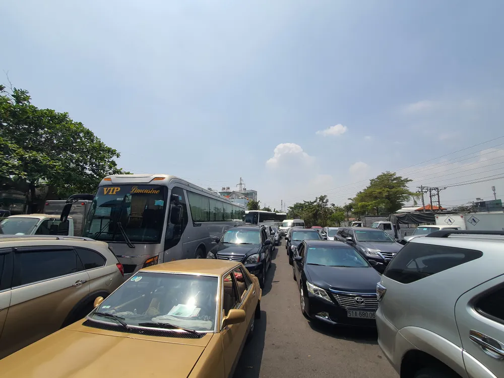 Lượng xe đang xếp hàng để vào dây chuyền tại TTĐK 50-03S. Ảnh: THY NHUNG