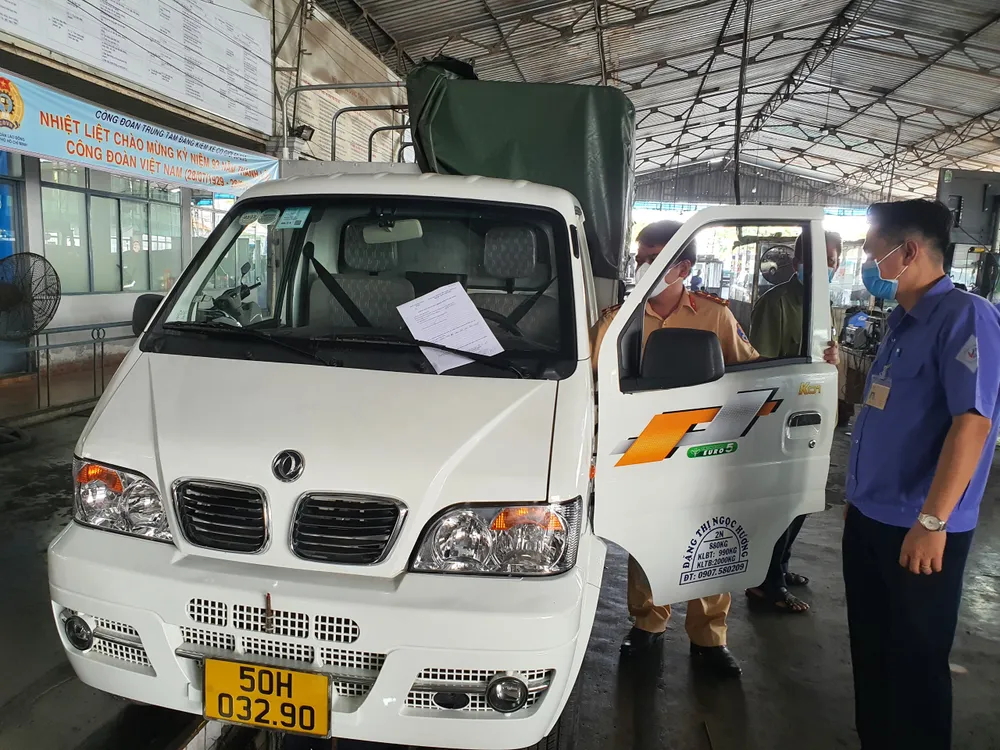 Các chiến sĩ CSGT đều có kinh nghiệm đăng kiểm trong ngành công an. Ảnh: THY NHUNG