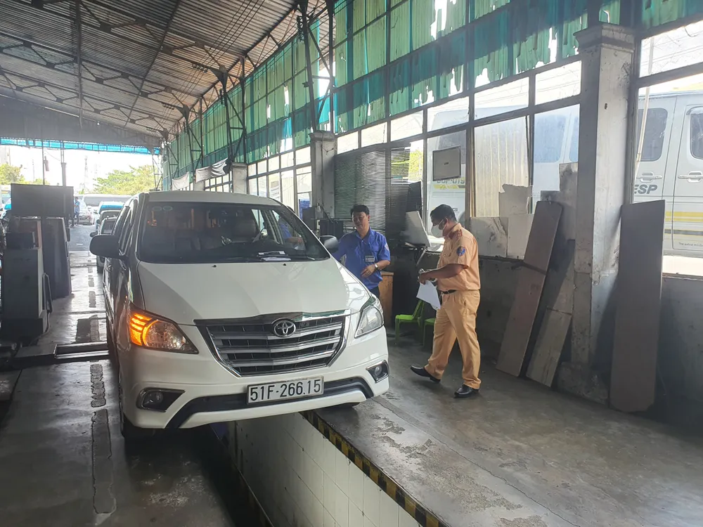 Dù 12 giờ trưa, các kiểm định viên và CSGT vẫn làm việc. Ảnh: THY NHUNG