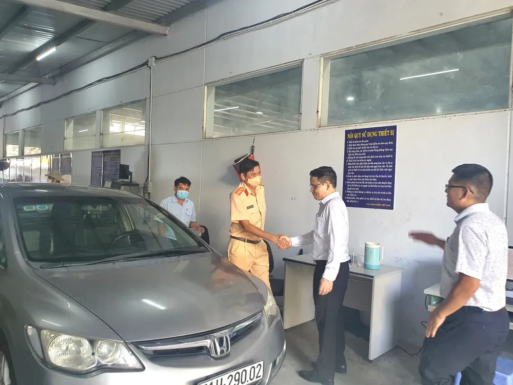 Ông Hải cũng gửi lời cảm ơn đến các cán bộ CSGT tại đây đã hỗ trợ ngành GTVT. Ảnh: THY NHUNG Ông Hải cũng gửi lời cảm ơn đến các cán bộ CSGT tại đây đã hỗ trợ ngành GTVT. Ảnh: THY NHUNG