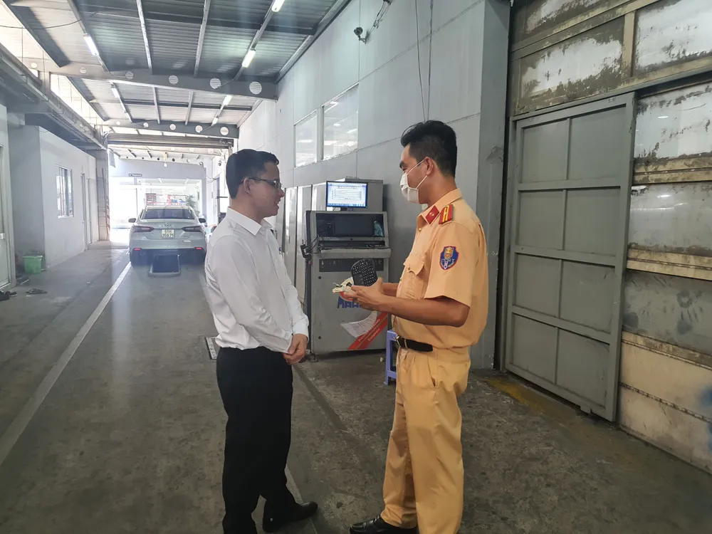 Trước đó, Cục phó Cục Đăng kiểm Việt Nam Nguyễn Vũ Hải cũng tham dự lễ xuất quân kiểm định viên quân sự phối hợp cùng Tổng cục Kỹ thuật (Bộ Quốc phòng) tổ chức. Ảnh: THY NHUNG Trước đó, Cục phó Cục Đăng kiểm Việt Nam Nguyễn Vũ Hải cũng tham dự lễ xuất quân kiểm định viên quân sự phối hợp cùng Tổng cục Kỹ thuật (Bộ Quốc phòng) tổ chức. Ảnh: THY NHUNG