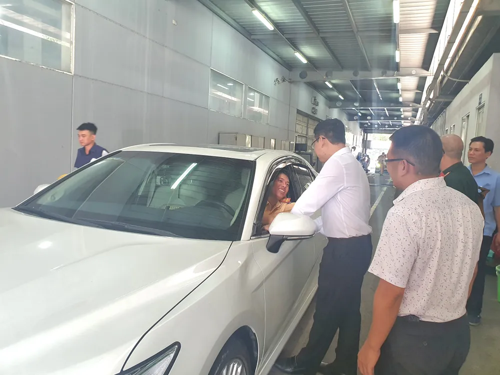 Tại Trung tâm Đăng kiểm 50-05V CN chỉ hoạt động một dây chuyền kiểm định. Ảnh: THY NHUNG Tại Trung tâm Đăng kiểm 50-05V CN chỉ hoạt động một dây chuyền kiểm định. Ảnh: THY NHUNG