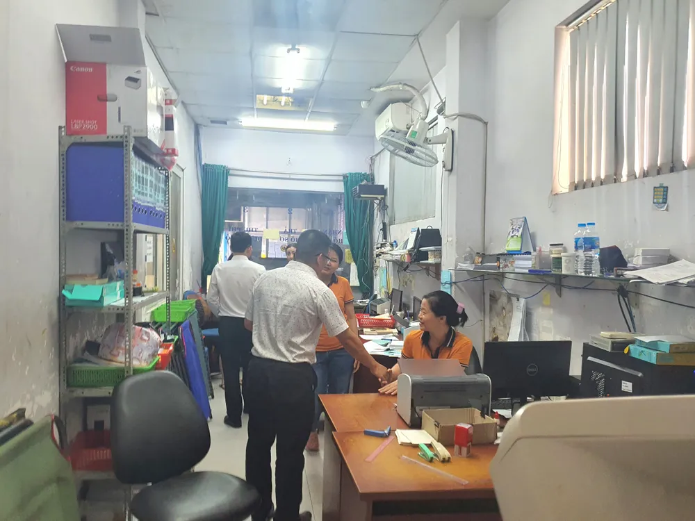 Cục phó Cục Đăng kiểm Việt Nam đến thăm từng phòng ban. Ảnh: THY NHUNG Cục phó Cục Đăng kiểm Việt Nam đến thăm từng phòng ban. Ảnh: THY NHUNG