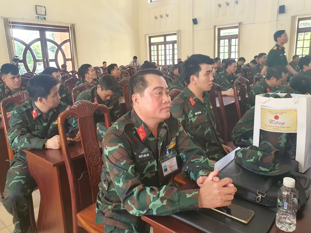 Các kiểm định viên mặc quân phục dã chiến và đeo thẻ kiểm định viên. Ảnh: THY NHUNG Các kiểm định viên mặc quân phục dã chiến và đeo thẻ kiểm định viên. Ảnh: THY NHUNG