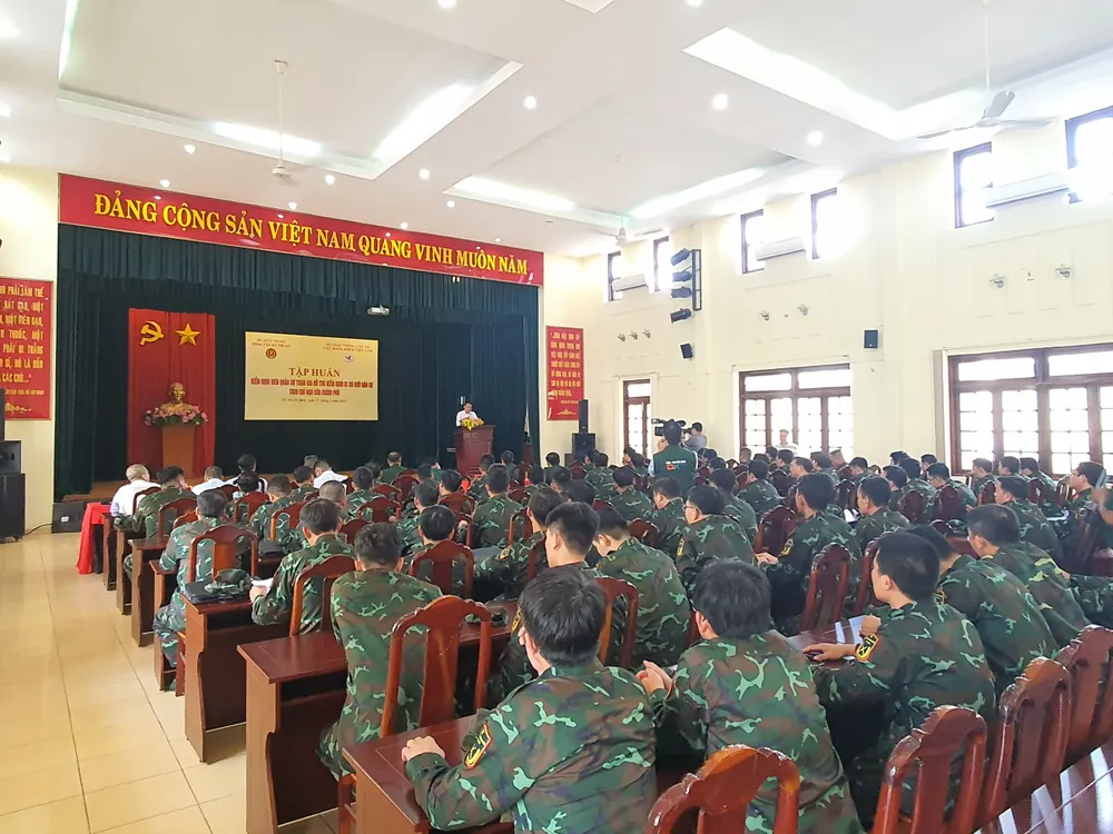 17 đăng kiểm viên hỗ trợ 8 trung tâm kiểm định tại TP.HCM và các địa phương lân cận, 4 đăng kiểm viên dự bị. Ảnh: THY NHUNG 17 đăng kiểm viên hỗ trợ 8 trung tâm kiểm định tại TP.HCM và các địa phương lân cận, 4 đăng kiểm viên dự bị. Ảnh: THY NHUNG