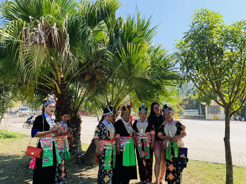 Chị Hà Vân chụp cùng người dân khi du lịch tại Lào. Ảnh: Hà Vân