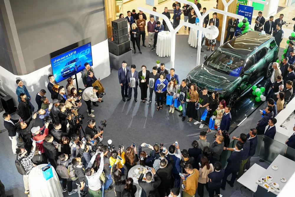 VF 9 là mẫu xe điện đẳng cấp nhất của VinFast đã đến tay những khách hàng đầu tiên. VF 9 là mẫu xe điện đẳng cấp nhất của VinFast đã đến tay những khách hàng đầu tiên.