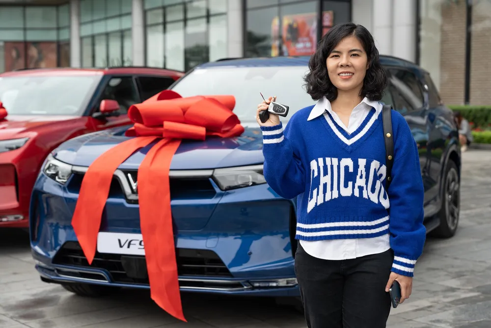 Chị Lê Cẩm Trang ấn tượng với nội thất rộng rãi và tiện nghi của chiếc xe hạng sang cỡ lớn VF 9, đáp ứng mọi nhu cầu thiết yếu của cả gia đình. Chị Lê Cẩm Trang ấn tượng với nội thất rộng rãi và tiện nghi của chiếc xe hạng sang cỡ lớn VF 9, đáp ứng mọi nhu cầu thiết yếu của cả gia đình.