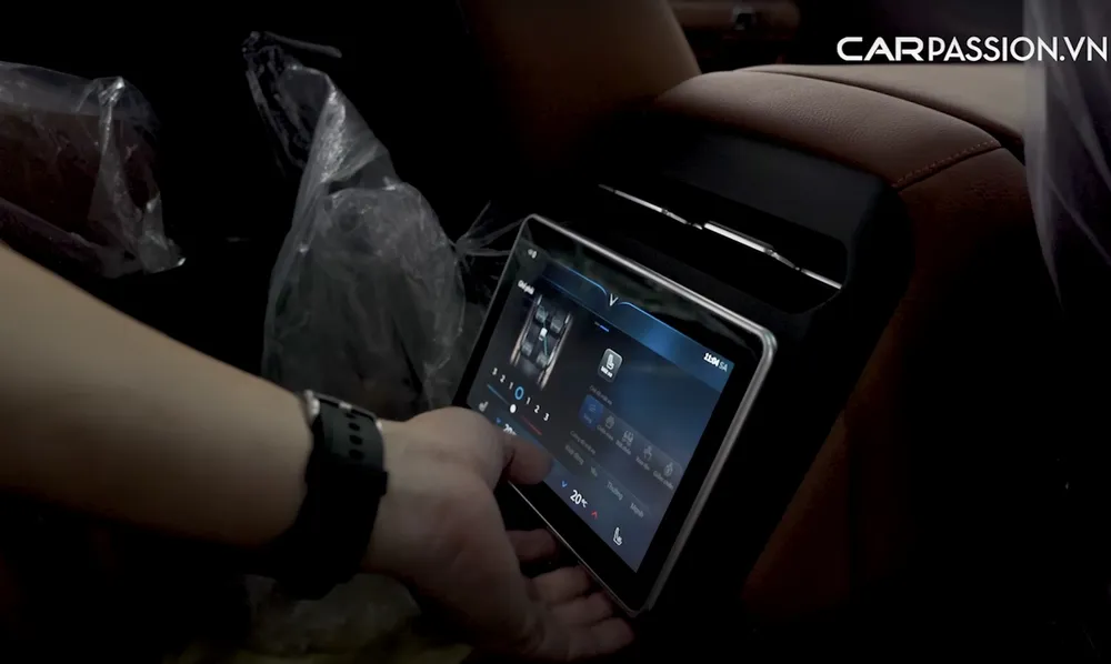 Với ghế cơ trưởng trên VF 9, người ngồi sau sẽ được thoải mái điều chỉnh mọi chế độ như sưởi, massage, thông gió trên màn hình 8 inch. (Nguồn: CarPassion)